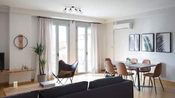 Apartment | Living area | 43-inch flat-screen TV with satellite channels, Smart TV, Netflix