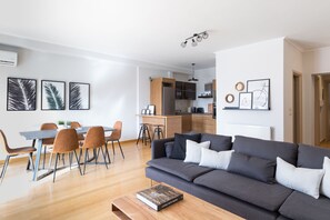 Apartment | Wohnbereich | 43-Zoll-Flachbildfernseher mit Satellitenempfang, Smart-TV, Netflix