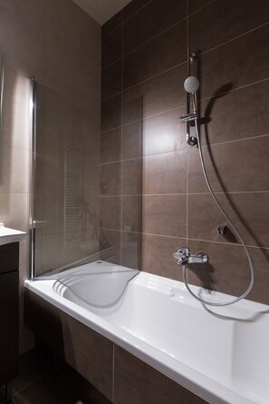 Apartment | Deep soaking bathtub