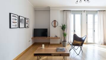 Apartment | Living area | 43-inch flat-screen TV with satellite channels, Smart TV, Netflix