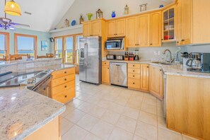 Fridge, microwave, oven, stovetop - Oceanfront, Dog Friendly w/ Pool, Hot Tub, Game Room, Cmty Pool and Tennis Court (Waves)