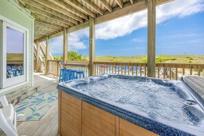 Terrace/patio - Oceanfront, Dog Friendly w/ Pool, Hot Tub, Game Room, Cmty Pool and Tennis Court (Waves)