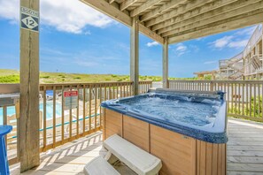 Terrace/patio - Oceanfront, Dog Friendly w/ Pool, Hot Tub, Game Room, Cmty Pool and Tennis Court (Waves)