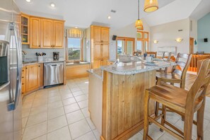 Fridge, microwave, oven, stovetop - Oceanfront, Dog Friendly w/ Pool, Hot Tub, Game Room, Cmty Pool and Tennis Court (Waves)