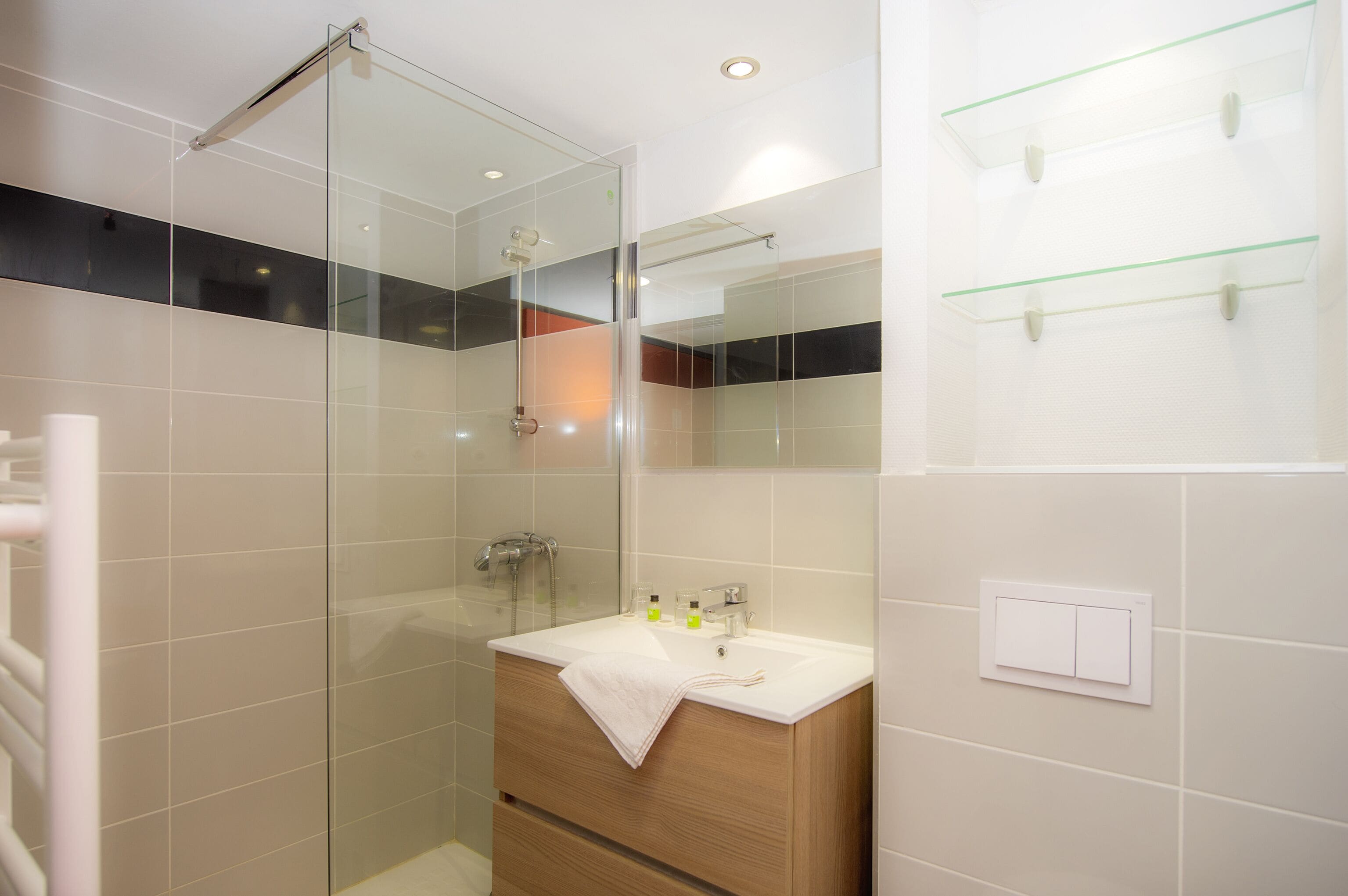 Double Room, 1 Double Bed | Bathroom | Shower, free toiletries, hair dryer, towels
