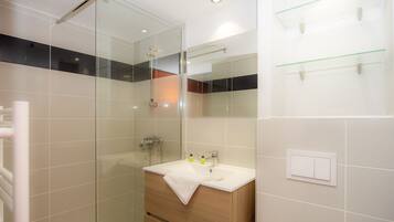 Double Room, 1 Double Bed | Bathroom | Shower, free toiletries, hair dryer, towels