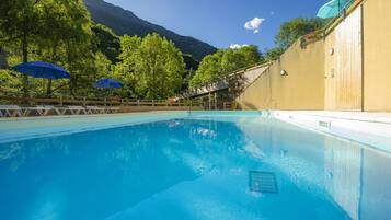 Kolam renang terbuka bermusim