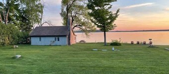 Thenell's Cottage - Rustic charm, steps from the Bay