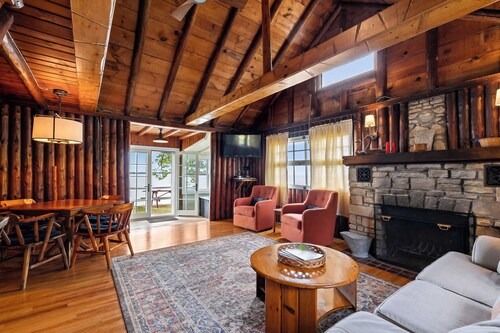 Thenell's Cottage - Rustic charm, steps from the Bay