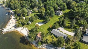 Vue aérienne d’un quartier résidentiel avec des maisons, une plage et un lac.