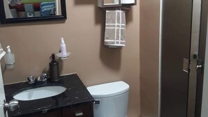 Un bagno piccolo ma funzionale, con lavandino, WC e specchio.