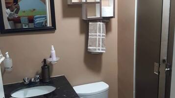 吹风机、毛巾、肥皂、洗发水