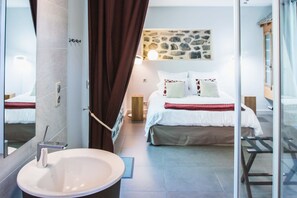 Double Room, Patio | Individually decorated, soundproofing, free WiFi, bed sheets - Aux Caprices d'Aubrac (Laguiole)