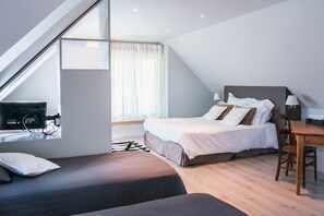 Comfort Room | Individually decorated, soundproofing, free WiFi, bed sheets - Aux Caprices d'Aubrac (Laguiole)