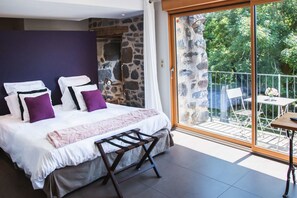 Classic Triple Room, Balcony | Individually decorated, soundproofing, free WiFi, bed sheets - Aux Caprices d'Aubrac (Laguiole)