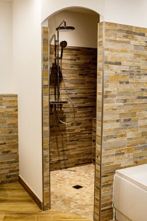 Combined shower/bathtub, hair dryer, towels - AT THE BEEKEEPER learn about beekeeping in an idyllic setting (Oletta)