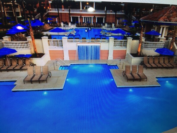 Alberca techada y alberca al aire libre