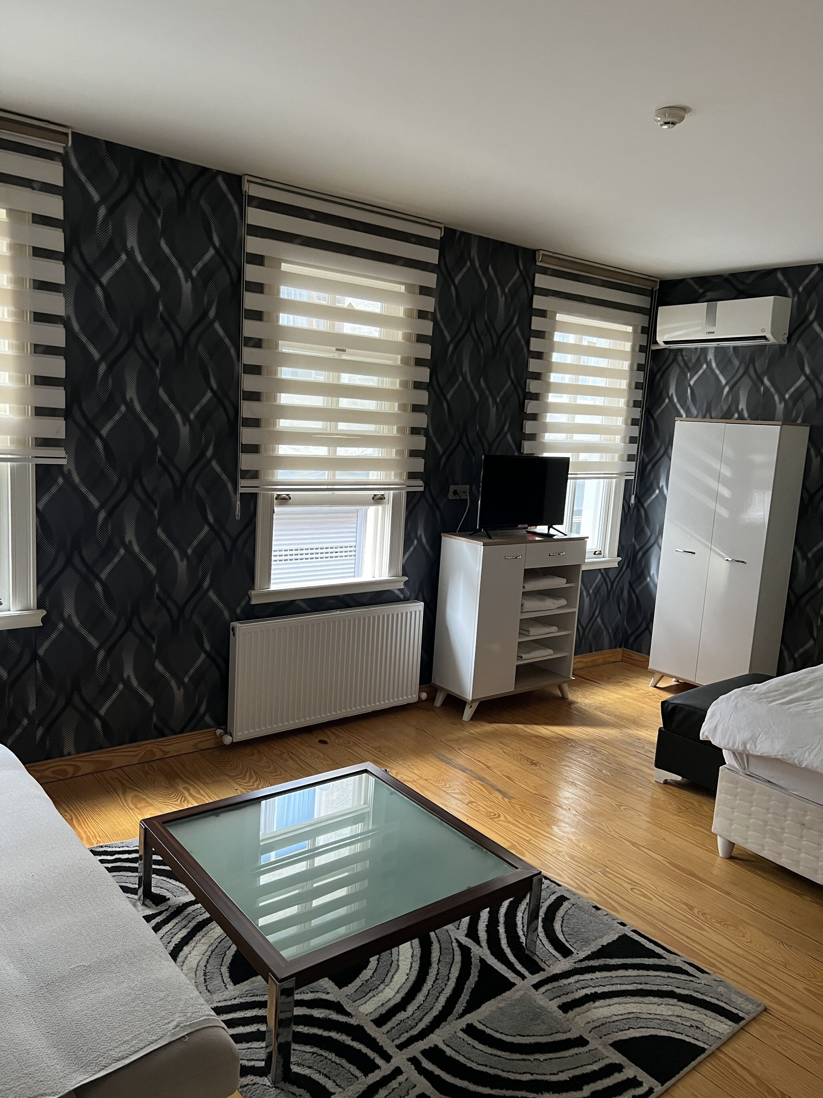 deluxe room | living area | 32-inch lcd tv with premium tv channels, tv