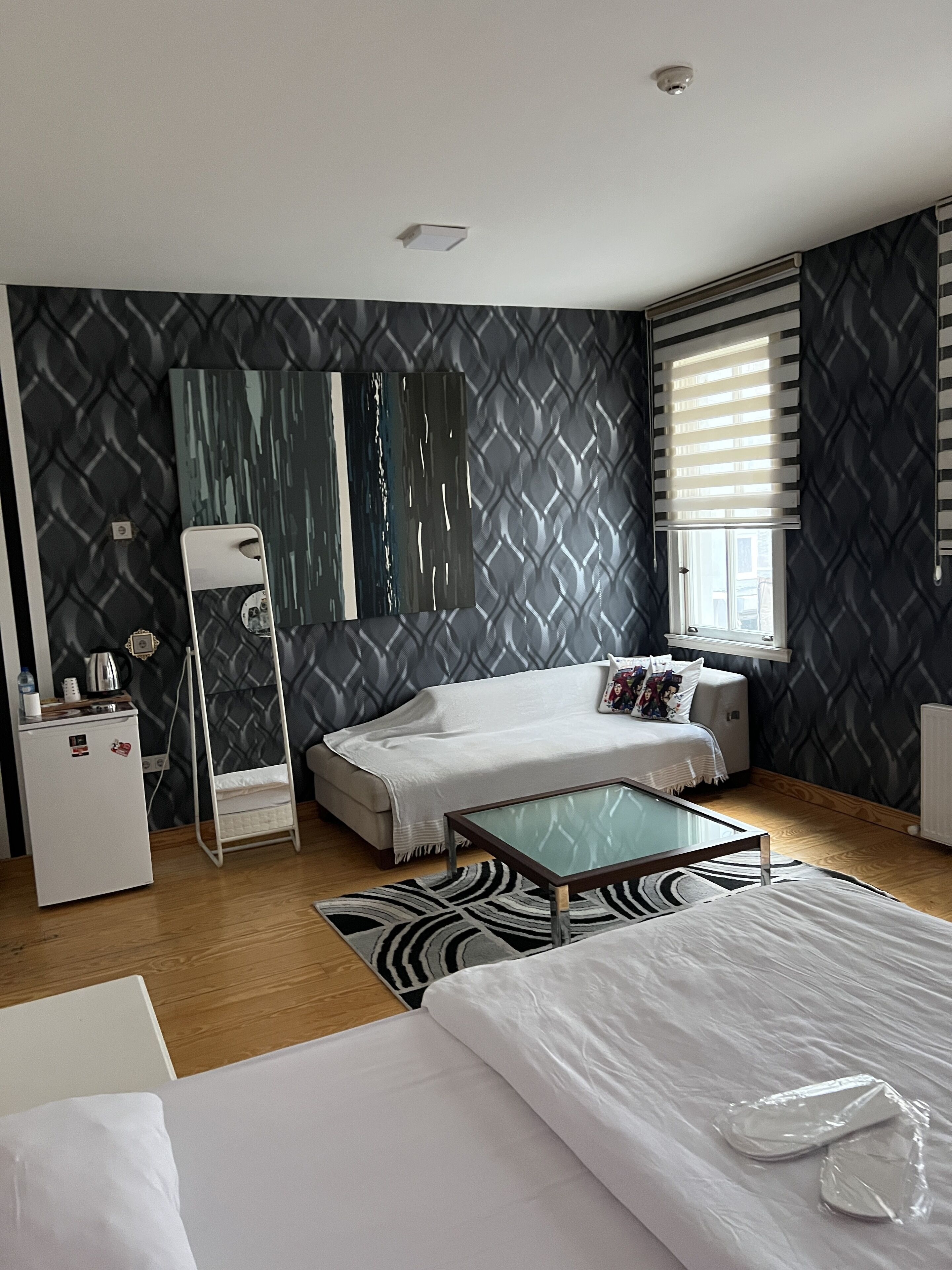 deluxe room | living area | 32-inch lcd tv with premium tv channels, tv