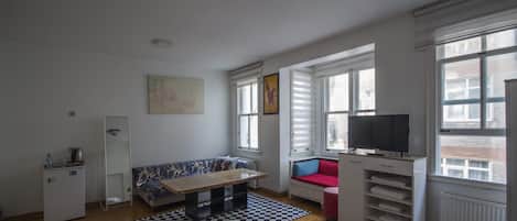 Deluxe Room | 1 bedroom, premium bedding, minibar, desk