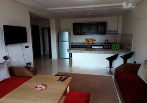 Kühlschrank, Ofen, Herdplatte, Kochgeschirr/Geschirr/Besteck