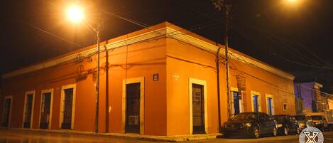 Vista frontal de la propiedad