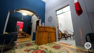 Área de estar no saguão