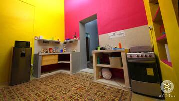 Geladeira, micro-ondas, talheres/pratos/utensílios de cozinha