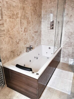 Penthouse Apartment with Harbor Views | Jetted bathtub - Southampton Ocean Village Apartment (Southampton)
