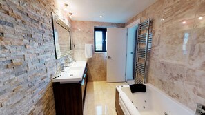 Combined shower/bathtub, jetted bath, rainfall showerhead - Southampton Ocean Village Apartment (Southampton)