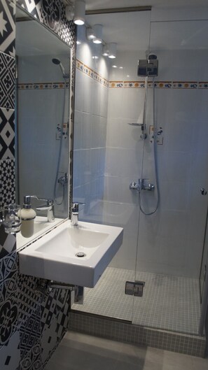 Badkar/dusch, hårtork, handdukar och tvål