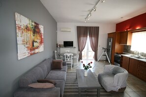 Televisio, kirjoja, tulostin