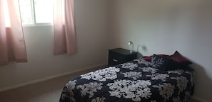 Tabla de planchar con plancha, wifi gratis y ropa de cama