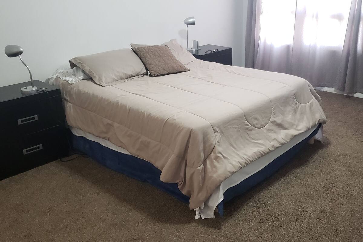 Business-Doppelzimmer, 1 Queen-Bett | Bügeleisen/Bügelbrett, kostenloses WLAN, Bettwäsche