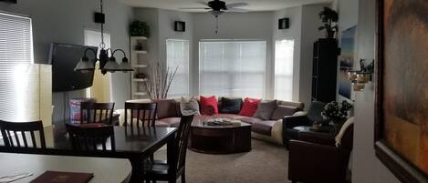 テレビ、DVD プレーヤー、テーブルサッカー台、書庫