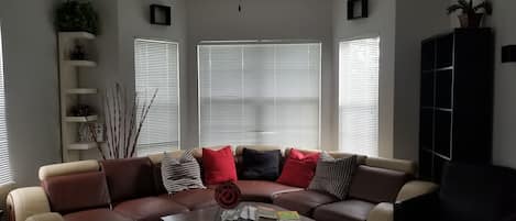 Televisio, DVD-soitin, pöytäjalkapallopöytä, kirjoja