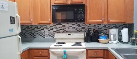 Réfrigérateur, micro-ondes, four, plaque de cuisson