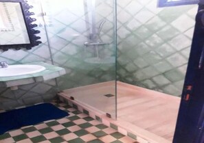 Ducha, bidet, toallas