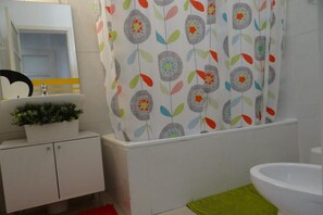 Combined shower/tub, hair dryer, bidet, towels