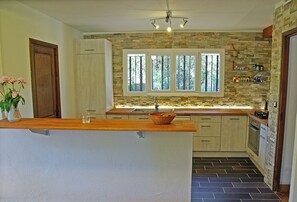 Frigorifero, microonde, forno, piano cottura