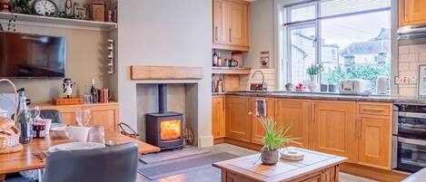 Réfrigérateur, four à micro-ondes, un four, surface de cuisson