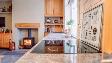 Geladeira, micro-ondas, fogão, cooktop