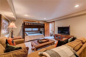 4 habitaciones, tabla de planchar con plancha, wifi y ropa de cama
