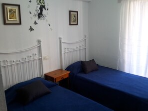 1 slaapkamer, een strijkplank/strijkijzer, beddengoed