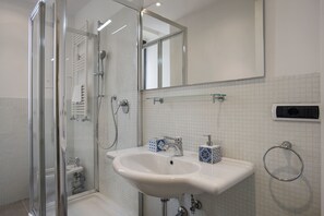 Douche, séchoir à cheveux, bidet, serviettes fournies