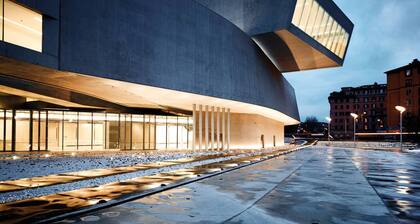 Central, élégant appartement entiÚrement meublé dans un immeuble majestueux.