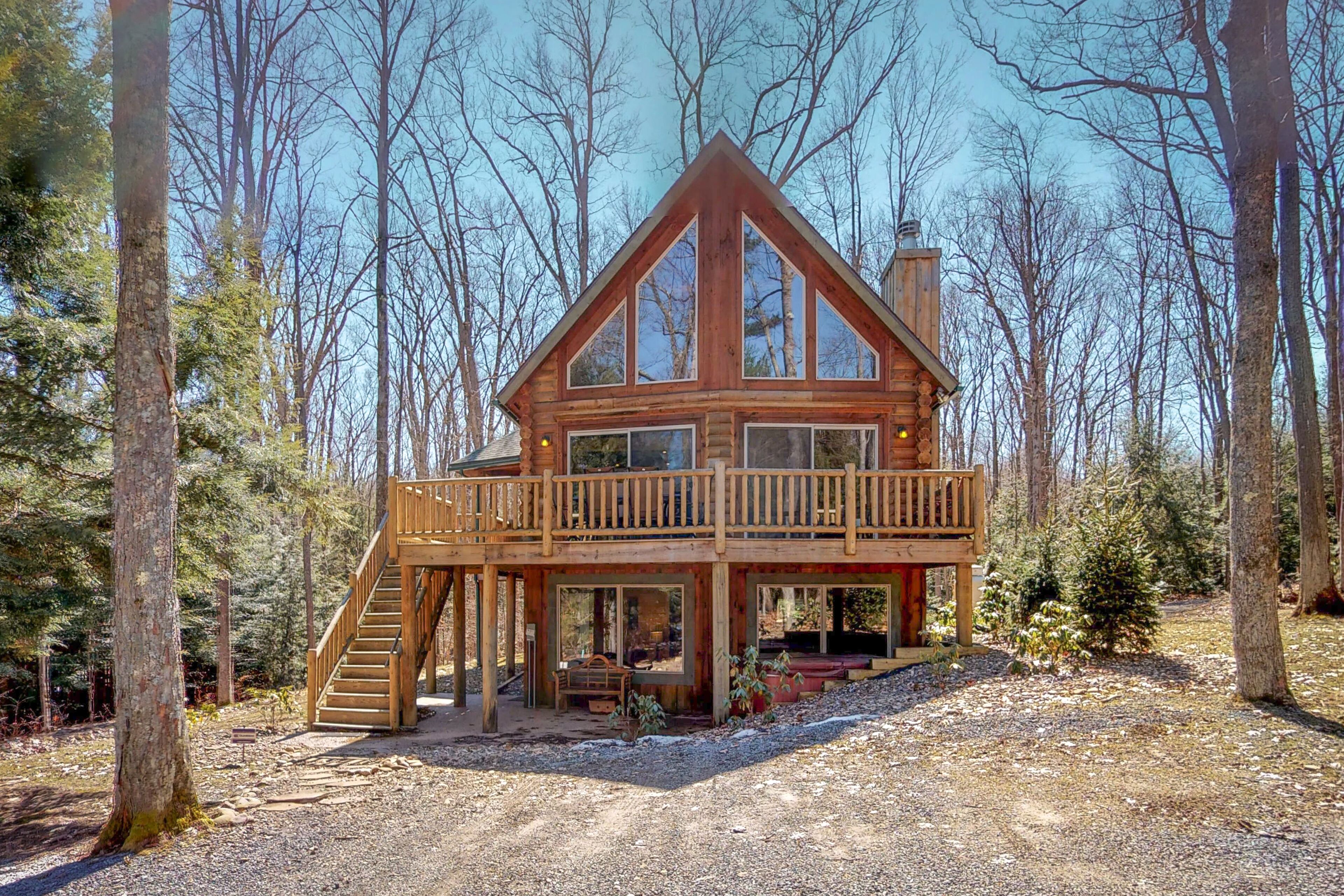 Premier chalet with private hot tub, pool table, firepit & tranquil wooded views