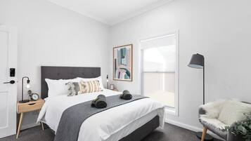 5 bedrooms, iron/ironing board, WiFi, bed sheets
