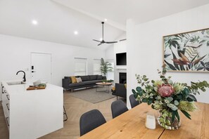 Un espacio habitable moderno con cocina, comedor y zona de estar.