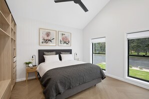 5 bedrooms, iron/ironing board, WiFi, bed sheets